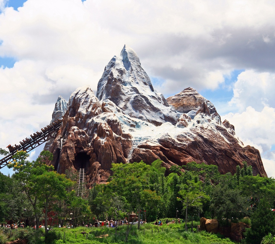 A picture of the roller coaster Thunder Mountain