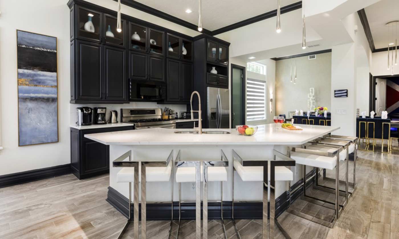 Jeeves Florida Rentals - Beautiful luxury black and white kitchen