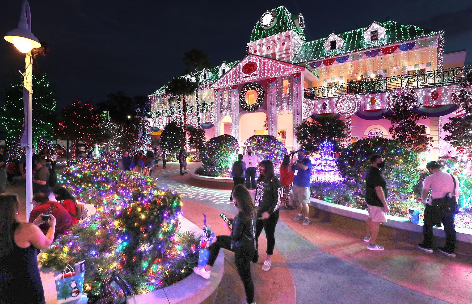 https://www.orlandosentinel.com/travel/attractions/the-daily-disney/os-et-give-kids-world-village-holiday-lights-preview-20201111-q4uq24xqcrayblh7r6xtmqa22q-story.html